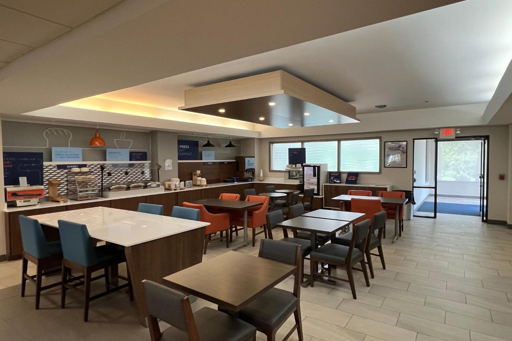 Holiday Inn Express Harrisburg I-81 - Hershey By Ihg Manadahill Exterior photo